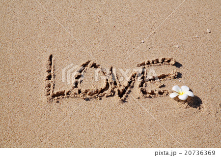 Love 砂浜 文字 海 砂 波打ち際の写真素材