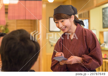 居酒屋 女性 店員 注文の写真素材