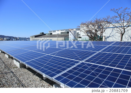 工場 発電所 太陽光発電 ソーラーパネルの写真素材