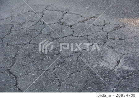 補修 雨がしみこむ アスファルト 道路の写真素材
