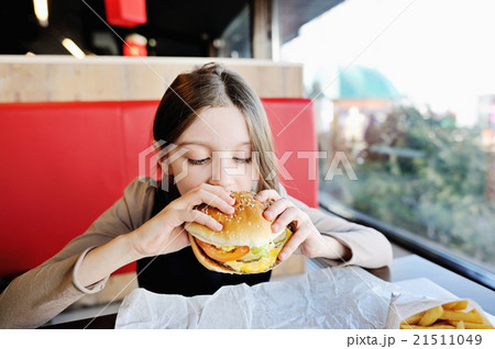 食べる ハンバーガー 女の子 食事の写真素材