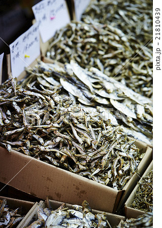 小魚 干物 魚 箱の写真素材
