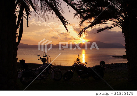アメリカンバイク 夕日とバイク バイクと夕日 バイクシルエットの写真素材