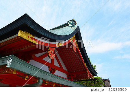 湾曲 神社 屋根 和風の写真素材