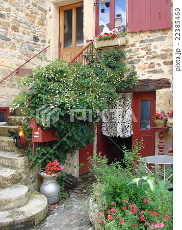 フランス 花 民家 ガーデニングの写真素材