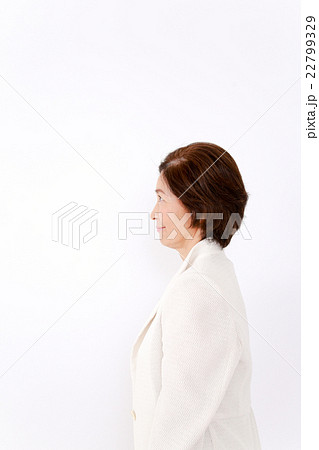 人物 横向き スーツ 女性の写真素材