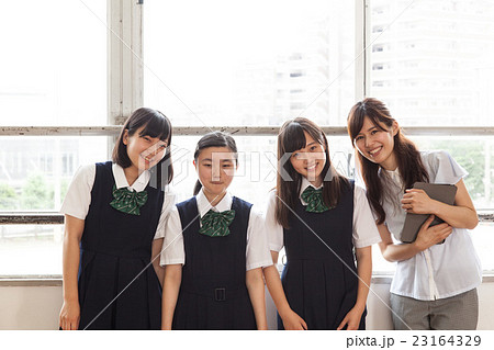 中学生　女子校 私立高校 女の子 中学生 高校生 学校 制服 私立 女子校 高校 生徒の写真素材 - PIXTA