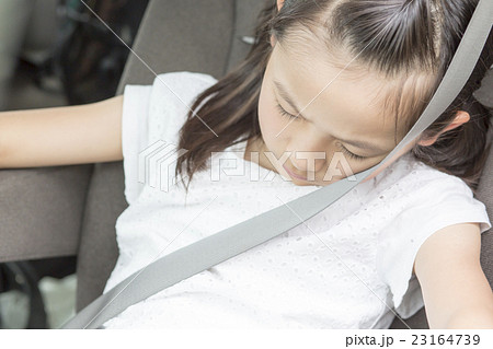 ドライブ 子供 女の子 眠るの写真素材