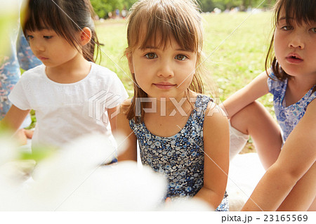外国人 女の子 子供 ３人の写真素材