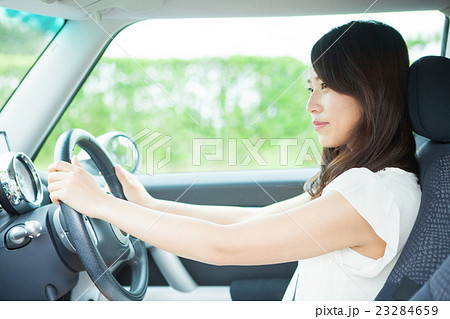 車 女性 運転 ドライブの写真素材