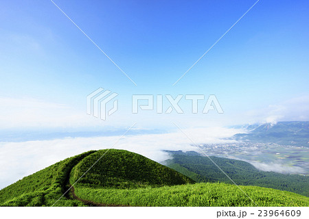 熊本県 九州 阿蘇 ラピュタの道の写真素材 - PIXTA