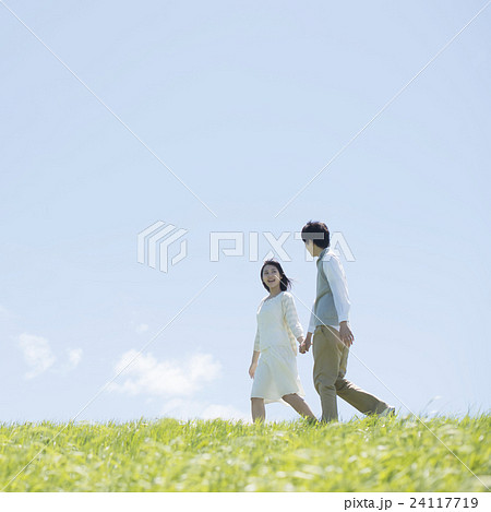 人物 カップル 手をつなぐ 向き合うの写真素材 人物 カップル 手をつなぐ 向き合うの写真素材