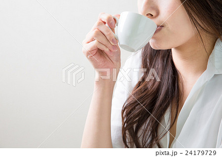 手 コーヒー 紅茶 口の写真素材