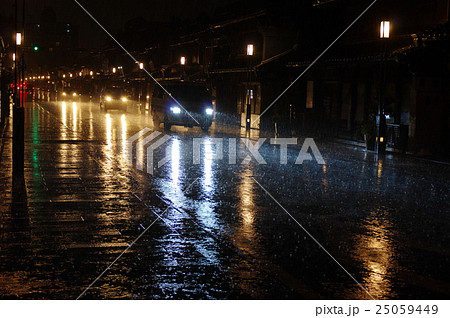 ドライブ 雨 ヘッドライト 夜間の写真素材 Pixta