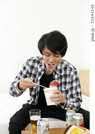 インスタントラーメン 男の子 人物 食べるの写真素材