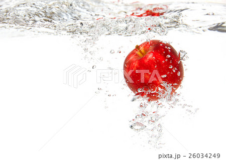 リンゴ 水中 沈む りんごの写真素材