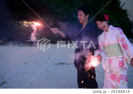 花火 手持ち花火 カップル 浴衣の写真素材