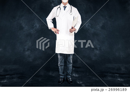 立ちポーズ 男性の写真素材