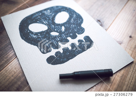 ドクロ ガイコツ ダンボール紙 描くの写真素材