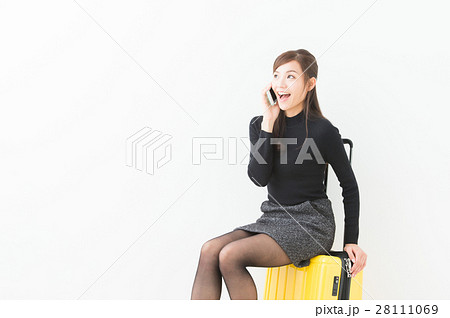 女性 ミニスカート 笑顔 座るの写真素材