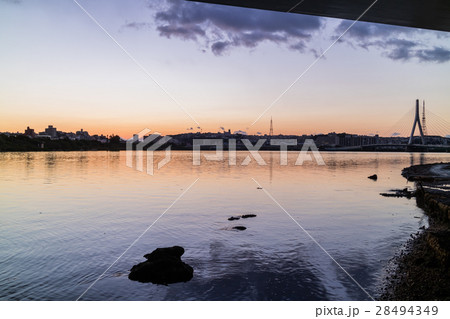 マジックアワー 漫湖 水鏡 湖の写真素材