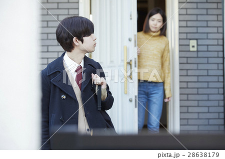 男子 高校生 親子 出かけるの写真素材