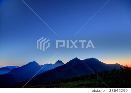 八ヶ岳 山 明け方 山頂の写真素材
