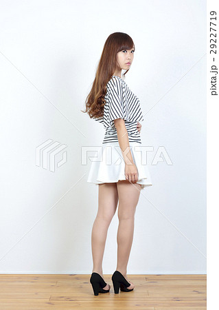女性 後姿 若い ミニスカート ファッションの写真素材 , PIXTA