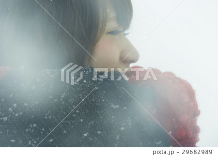 横向き マフラー 女性 横顔の写真素材