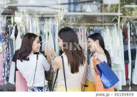 ウインドーショッピングの写真素材