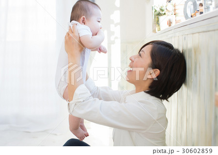 赤ちゃん ママ 親子 高い高いの写真素材