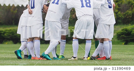 サッカー 円陣 グランド 学生の写真素材