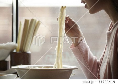 食べる 面 麺 横顔の写真素材