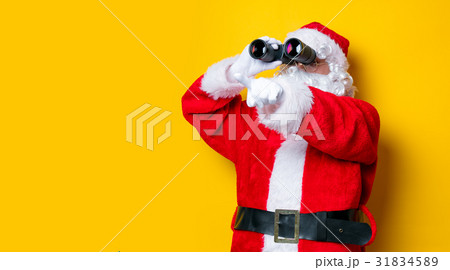 サンタさん サンタクロース 面白い 双眼鏡の写真素材