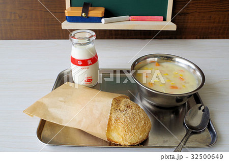 揚げパン パン 牛乳 給食の写真素材