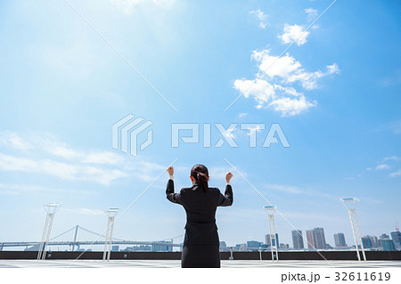 ガッツポーズ 後ろ姿 女性社員 両手の写真素材
