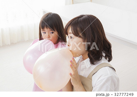 膨らませる 風船の写真素材