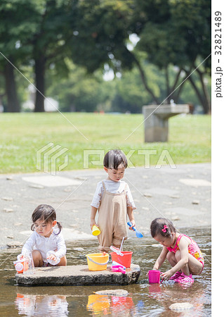 子供 幼児 川遊び おもちゃの写真素材