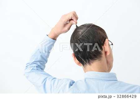 男性 後ろ姿 髪 触るの写真素材