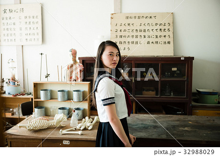 高校生 女子高生 お腹 制服の写真素材