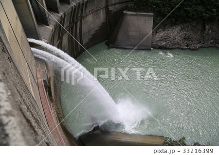 二津野ダム ダム 放水 奈良県の写真素材