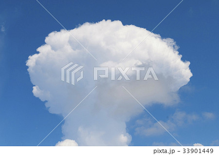 入道雲 青空 空 キノコ雲の写真素材