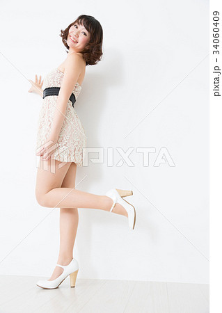 全身 若い アイドル 白バック ポーズ モデル 可愛いの写真素材 Pixta