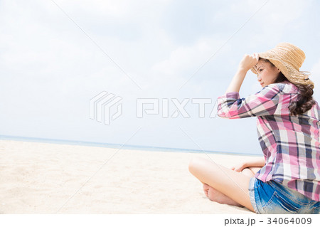 麦わら帽子 女の子 後ろ姿 人物の写真素材
