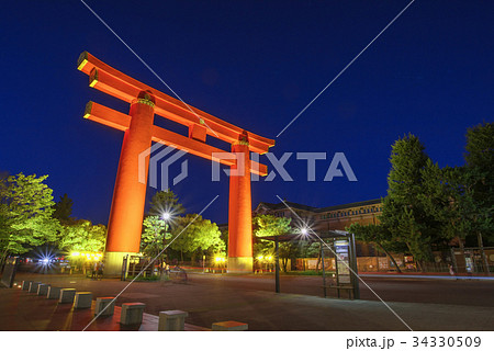 夜の京 神社 夜 和風の写真素材