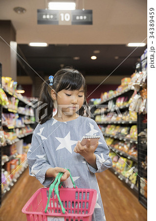 おつかい お買い物 お使い 子供の写真素材