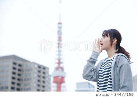 女性 横向き 応援 叫ぶの写真素材