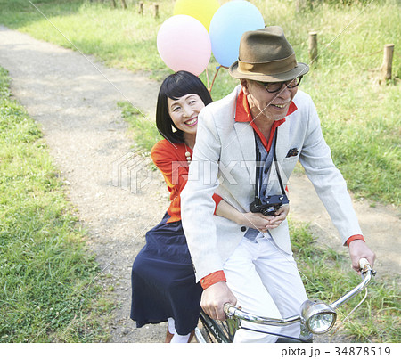二人乗り自転車 自転車 カップル 恋人の写真素材
