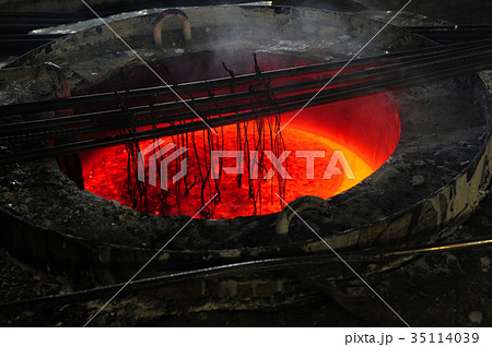 溶鉱炉 鉄 溶かす 熱いの写真素材