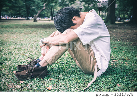 体育座り 座る 無気力 落ち込むの写真素材